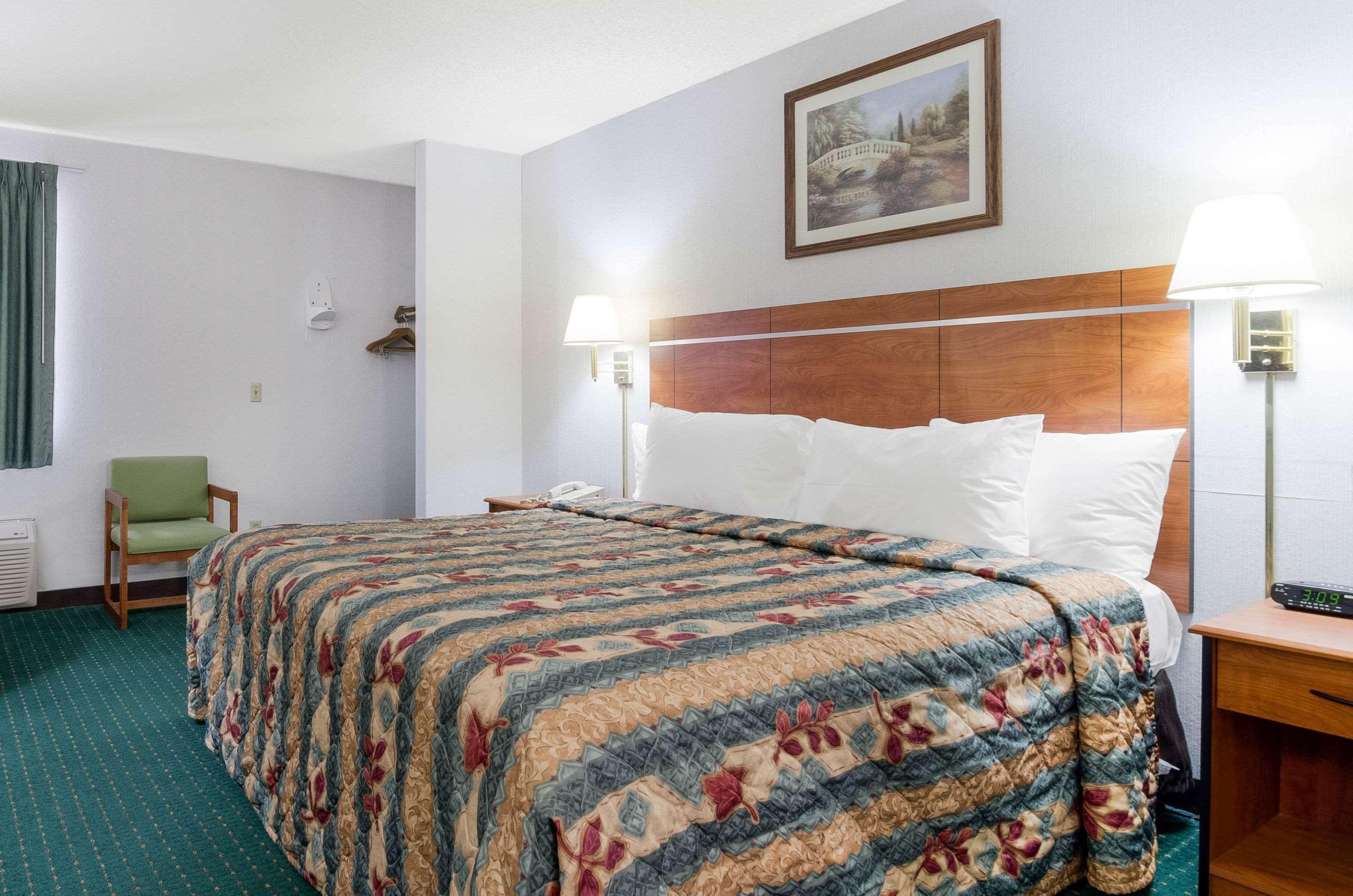 Econo Lodge *