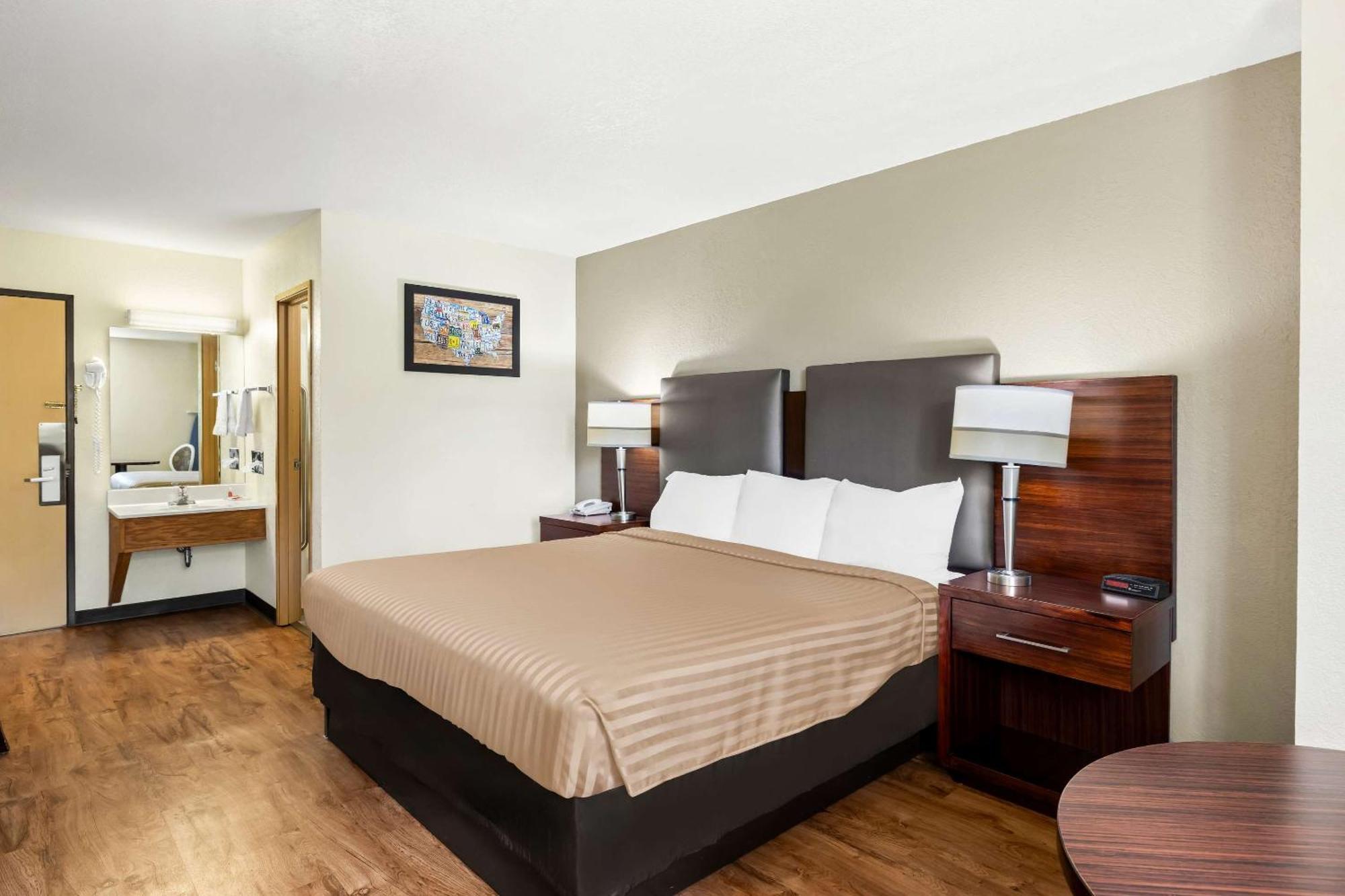 Econo Lodge *